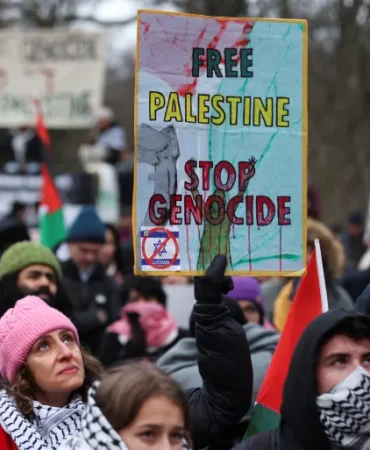 2024-01-11T110036Z_849558687_RC2LF5A6K6V3_RTRMADP_3_ISRAEL-PALESTINIANS-SAFRICA-WORLD-COURT-PROTESTS-1704971784