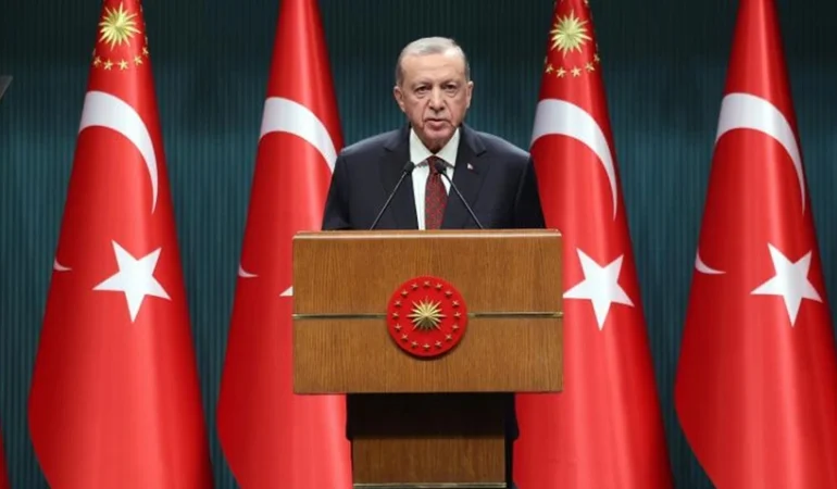 Cumhurbaşkanı Erdoğan, emekli maaşı alt sınırını 7.500 TL’den 10.000 TL’ye çıkardıklarını açıkladı