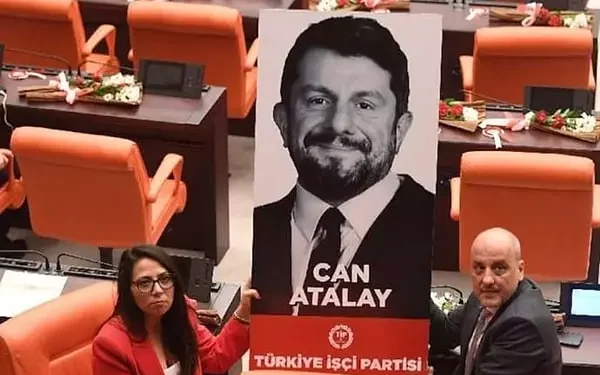 TİP üyeleri Can Atalay’ın milletvekilliğinin düşürülmesini protesto etti