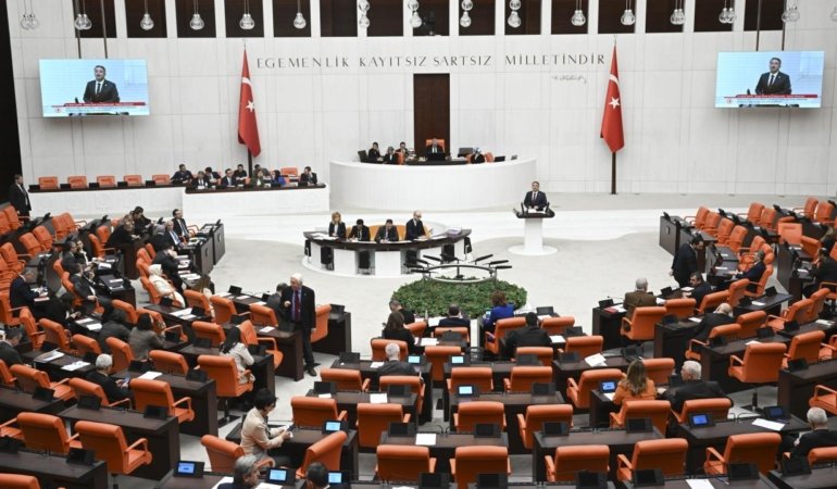 TBMM, İsveç’in NATO üyeliğine “EVET” dedi. AKP, CHP, MHP, DEVA partileri kabul oyu verdi. TİP, İYİ Parti, Demokrat Parti ve Saadet Partisi “HAYIR” dedi. TKP eylem yaptı. Cemal ENGİNYURT, “Hayır” oyu kullandığını…