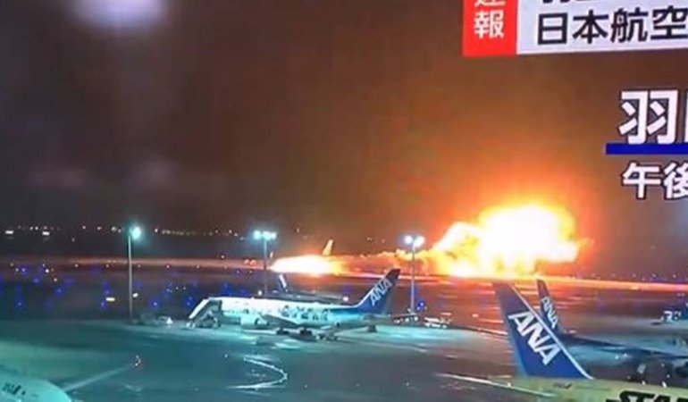 Tokyo’daki pistte 2 uçak çarpıştı! Yangın çıkan uçaktaki 400’den fazla yolcu tahliye edildi…