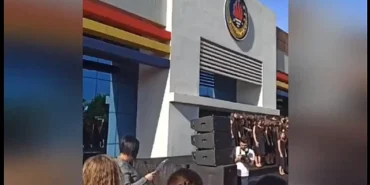 yaptigi-100-yil-konusmasiyla-gundeme-oturan-emine-ogretmen-istifa-ettirildi-7999