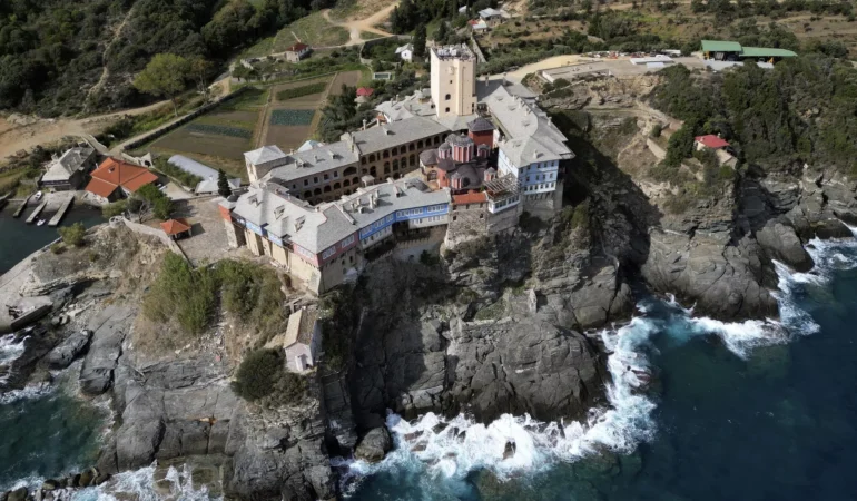 Hiç kadın görmeden 82 yıl yaşayıp ölen Yunan Rahip, kadınları kitaplardaki betimlemelerden öğrendi