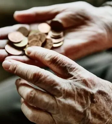 1_Senior-womans-hands-with-coinsjpeg