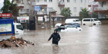 Antalya'da şiddetli yağış etkili oldu