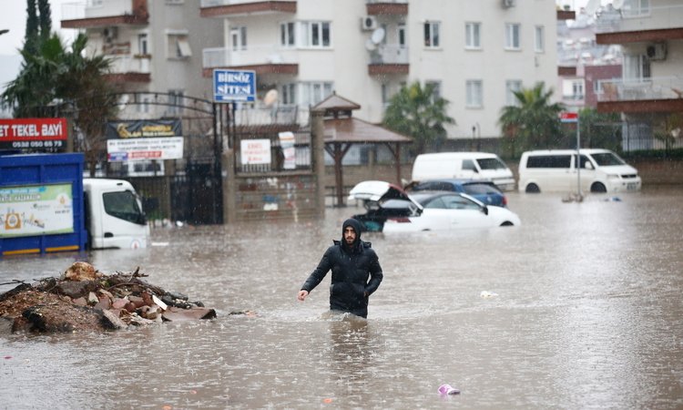 Alanya’da meydana gelen şiddetli yağışlar sonrasında, 3.862 binayı su bastı!