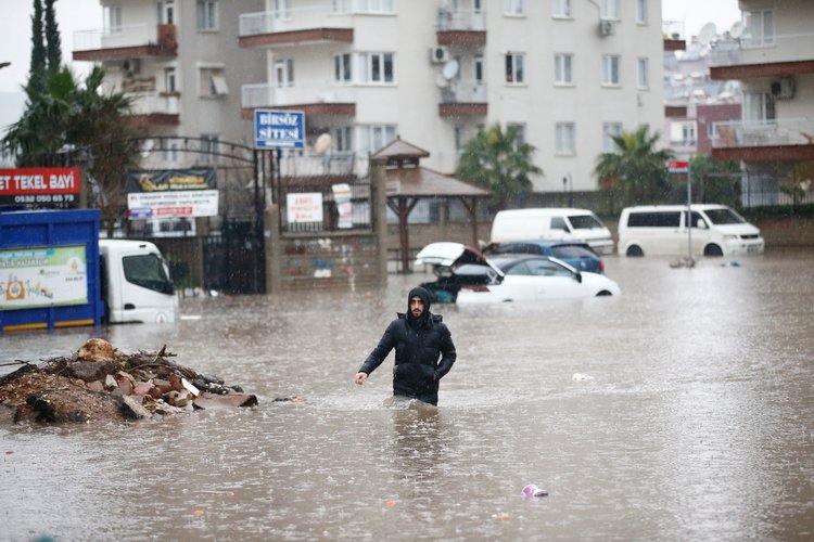 Antalya'da şiddetli yağış etkili oldu