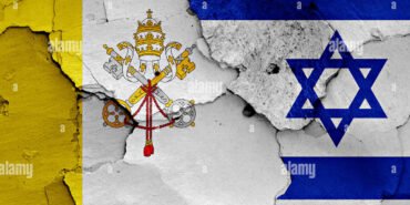flag-of-vatican-and-israel-painted-on-cracked-wall-PHHRR0