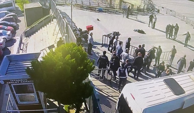 İstanbul, Çağlayan Adliyesi’nde terör saldırısı! 2 DHKP/C’li terörist etkisiz hale getirildi. Yaralı bir vatandaş hastanede vefat etti…