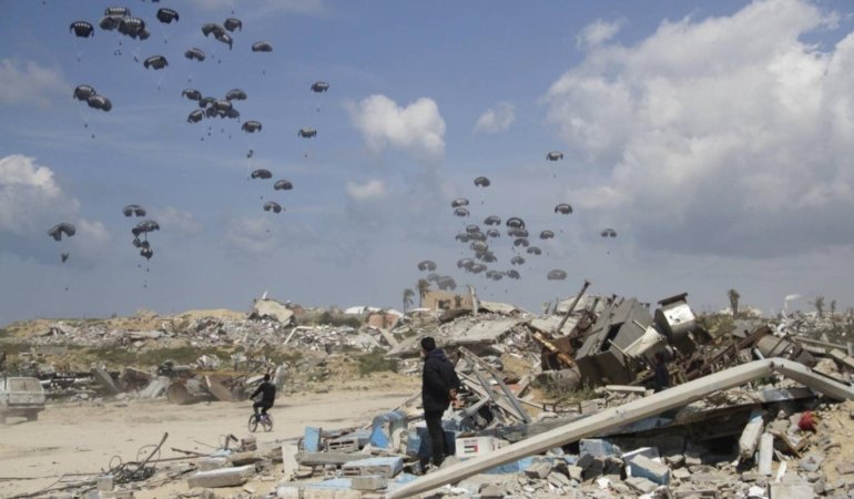 ABD’nin Gazze’ye havadan attığı yardımlar nedeniyle 12 kişi boğularak, 6 kişi ezilerek öldü. ABD sözcüsü Filistinlilerin ölmesine “trajedi” dedi