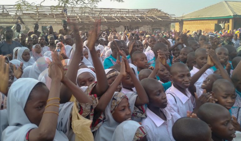 Nijerya’da kaçırıldıktan 2 hafta sonra kurtarılan öğrenciler köylerine döndü