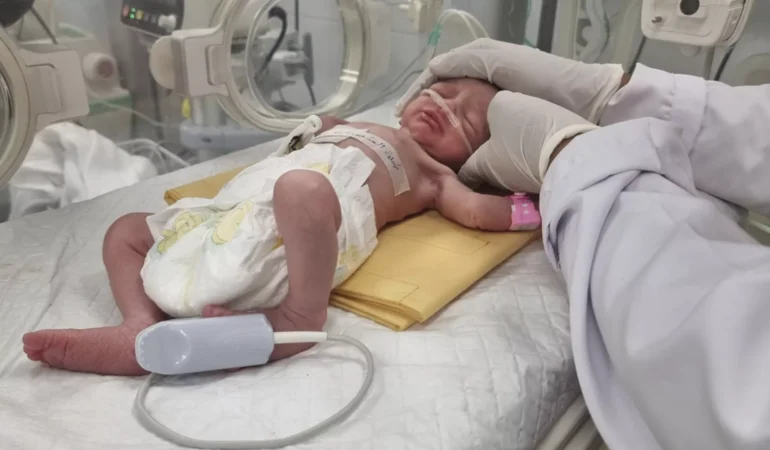 İsrail saldırısında ölen annenin karnından kurtarılan bebek, yaşamını yitirdi. Gazzeli bebek Sabrin…