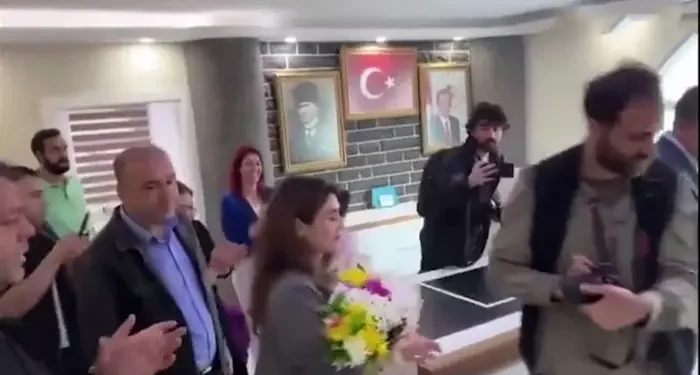 DEM Parti’nin Diyarbakır Sur Belediyesi’ndeki mazbata töreninde Atatürk ve Erdoğan’a yönelik hakaretlere gözaltı!