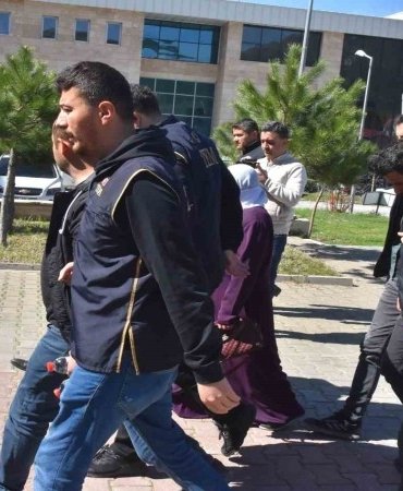 bombaci-mulayim-ve-kendisine-bilgi-veren-2-polis-adliyeye-sevk-edildi-1713427272 (1)