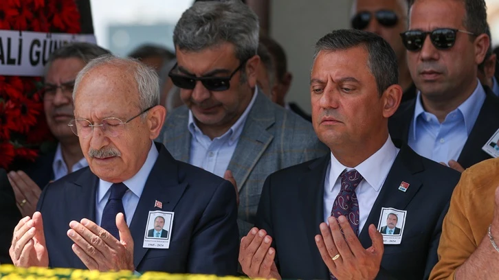 ozgur-ozel-ve-kilicdaroglu-cenaze-toreninde-bulustu-145188