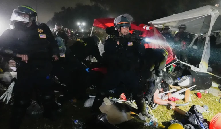 Kaliforniya polisi UCLA’daki Filistin yanlısı protesto kampını dağıtmak için harekete geçti