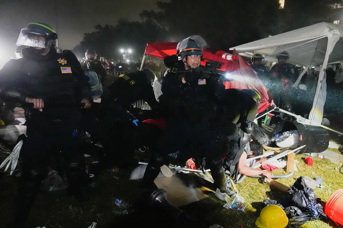 050224-UCLA-Encampment-Arrests-AP-01