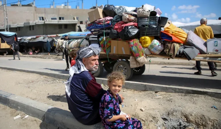 Filistinli siviller, İsrail’in Refah’a bombalı saldırısı sonrası Gazze’nin merkezine kaçıyor