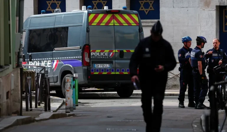 Fransa’da Sinagogu yakmaya çalıştığı iddia edilen kişi, polis tarafından öldürüldü