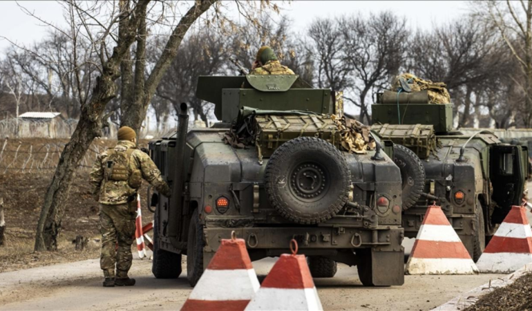 Rusya, Ukrayna ile yürüttüğü savaşta ganimet olarak ele geçirdiği silahları sergiliyor