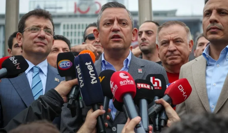 Özgür ÖZEL, 19 Mayıs’tan bir gün önce atanamayan öğretmenleri Saraçhane Meydanı’na çağırdı