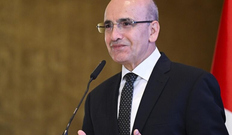 Emekliler sürünürken, Bakanların maaşına büyük zam!