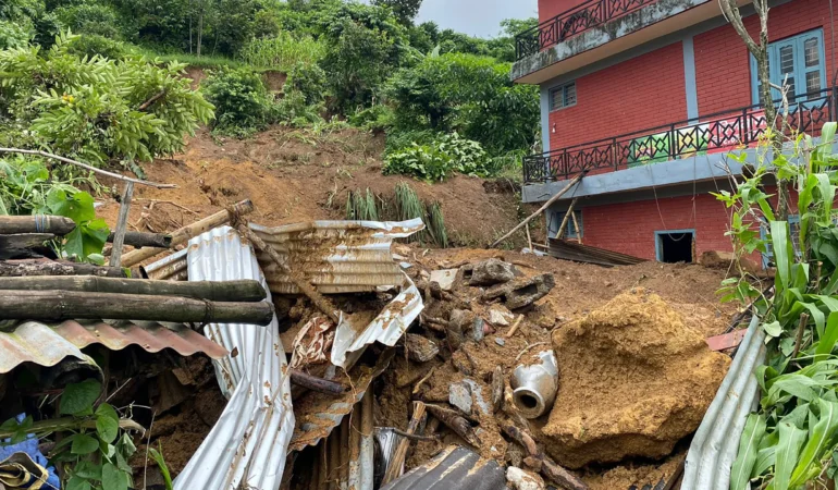 Nepal’de heyelan sonucu otobüsler nehre yuvarlandı, 50 kişi öldü…