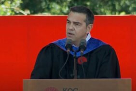 ciprastan-koc-universitesinin-mezuniyetinde-turkce-mesaj-boyun-egme-gnkr