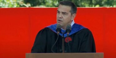 ciprastan-koc-universitesinin-mezuniyetinde-turkce-mesaj-boyun-egme-gnkr