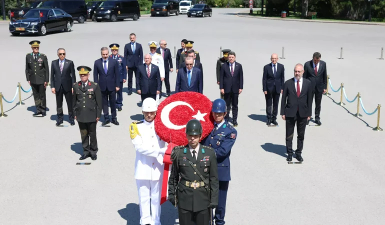 Cumhurbaşkanı Erdoğan başkanlığındaki YAŞ üyeleri Anıtkabir’i ziyaret etti