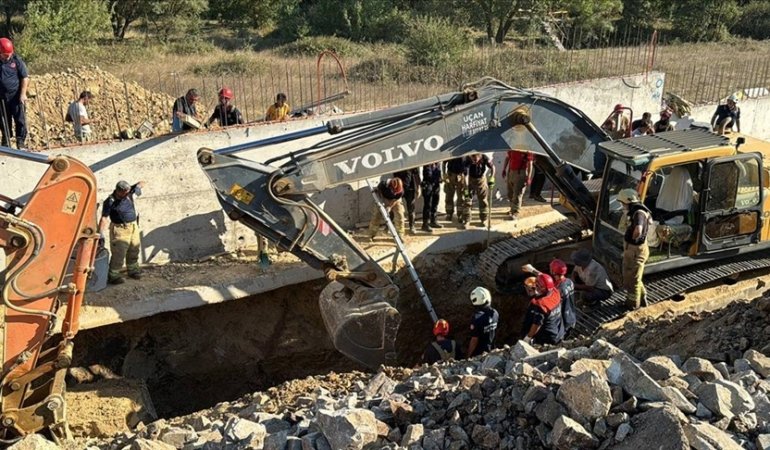 Tuzla, Tepeören’de göçük altında kalan 2 inşaat işçisi hayatını kaybetti