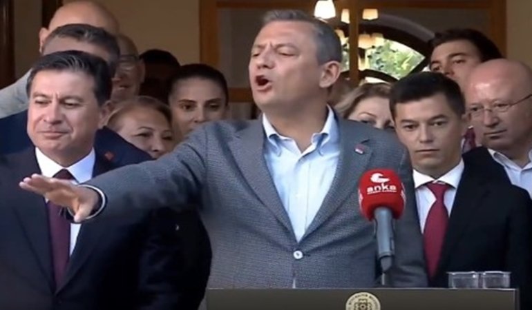 Özgür Özel, “Mustafa Kemal’in askerleriyiz” sloganı atan vatandaşa böyle tepki gösterdi: “Alın arkadaşı kenara!”