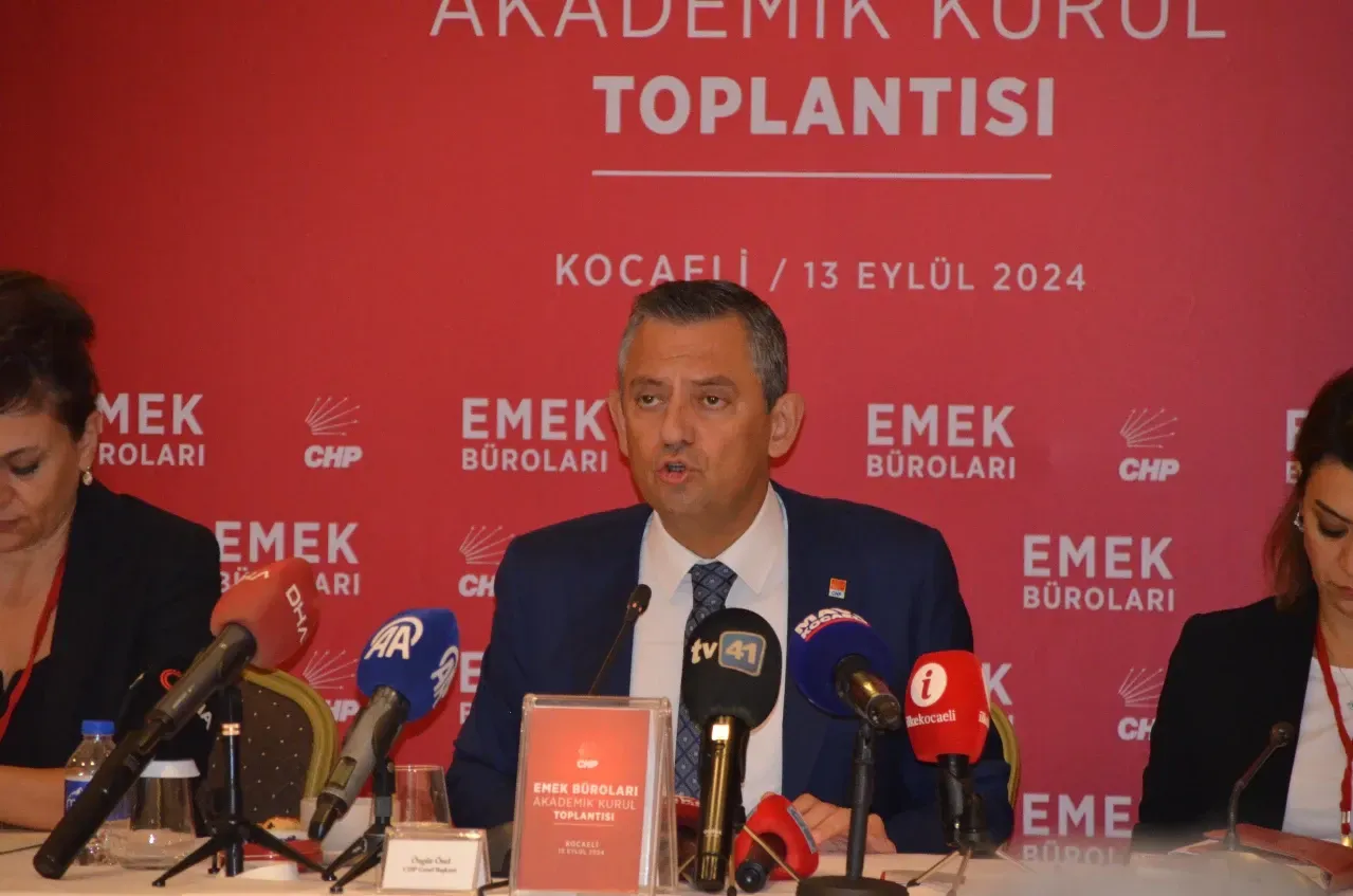 Kocaeli’de yapılan Emek Büroları Akademik Kurul Toplantısı’nda konuşan CHP Genel