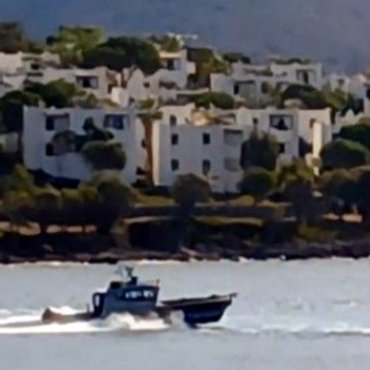 yunan-sahil-guvenlik-botu-bodrum-kiyilarina-kadar-sokuldu-1201686