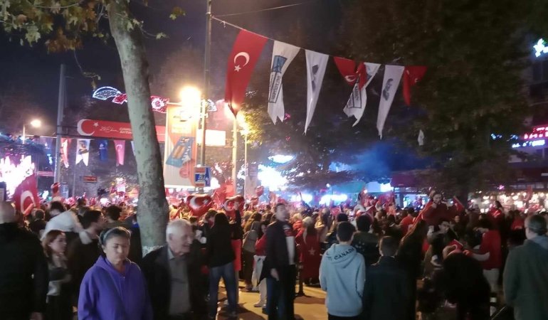 Cumhuriyet Bayramı, Bağdat Caddesi’ndeki yürüyüşe katılan on binlerce vatandaş tarafından coşkuyla kutlandı