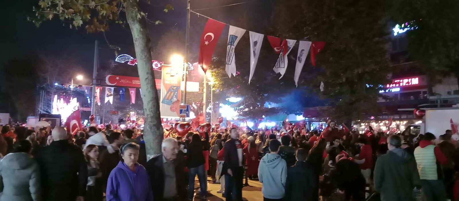 Türkiye Cumhuriyeti’nin 101’inci yılı Bağdat Caddesi‘nde büyük coşkuyla kutlandı. Cumhuriyetin