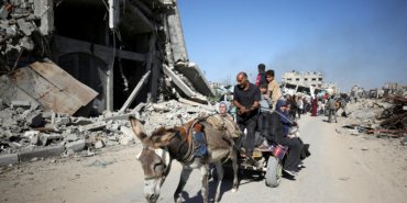 FILE PHOTO: Displaced Palestinians flee the northern part of Gaza amid an Israeli military operation, in Jabalia in the northern Gaza Strip