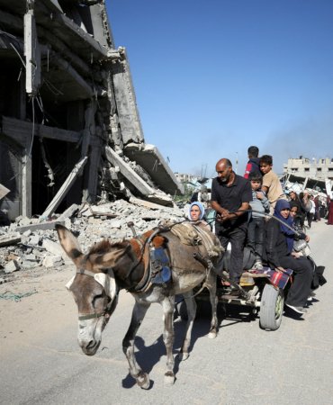 FILE PHOTO: Displaced Palestinians flee the northern part of Gaza amid an Israeli military operation, in Jabalia in the northern Gaza Strip