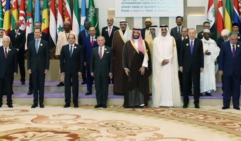 Cumhurbaşkanı Erdoğan, İslam İşbirliği Teşkilatı toplantısında Esad’la aynı fotoğrafta yer aldı, Suudi Arabistan Veliaht Prensi Salman’la görüştü…