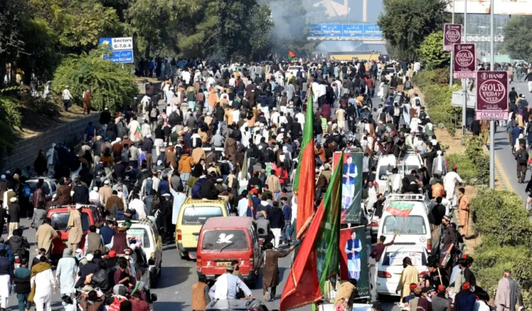 Pakistan’da İmran Han destekçileri İslamabad’a yürüdü!
