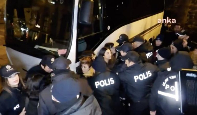 İstanbul’da şiddete karşı yürüyüş yapan kadınlara gözaltı! Taksim ve yakın metro durakları kapatıldı…