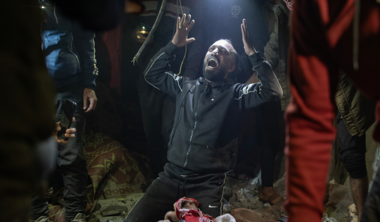 İsrail Filistinli sivilleri ve kendisine saldırmayan Suriye’yi  bombalıyor!