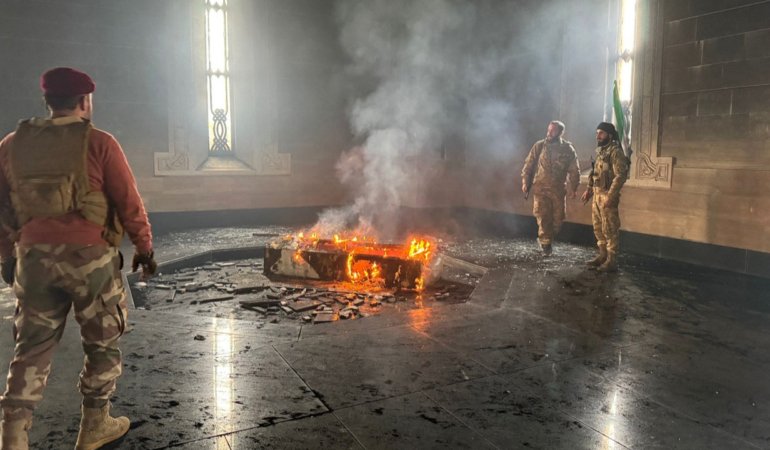 Hafız Esad’ın mezarı, Suriye’de yönetimi devralan cihatçı HTŞ militanları tarafından yakıldı