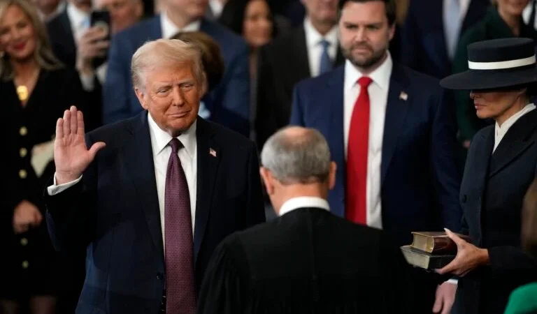 Yeniden seçilen Donald Trump, başkanlık yeminini etti