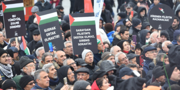 chp-istanbuldan-nehirden-denize-ozgur-filistin-eylemi