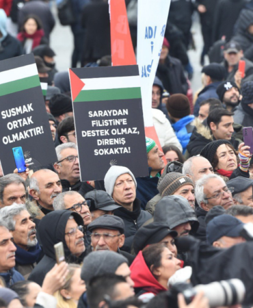 chp-istanbuldan-nehirden-denize-ozgur-filistin-eylemi