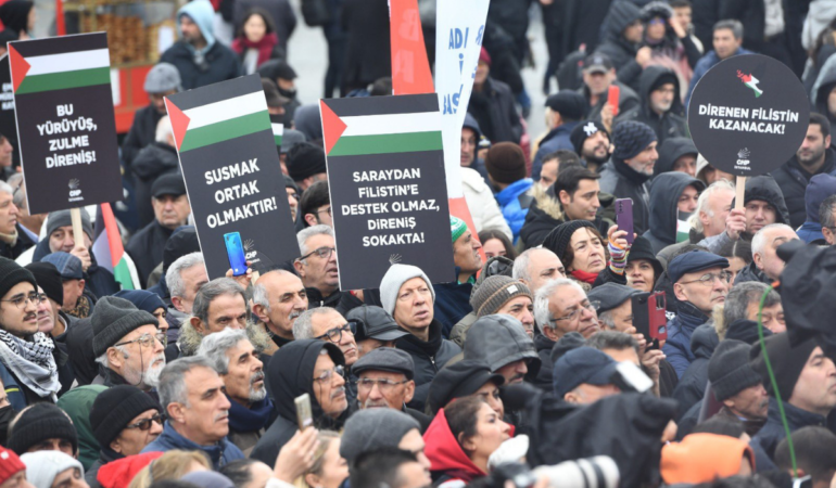 CHP, İstanbul’da “Nehirden denize Filistin” eylemi yaptı, Galata Köprüsü’nde yürüyüşe izin verilmedi…