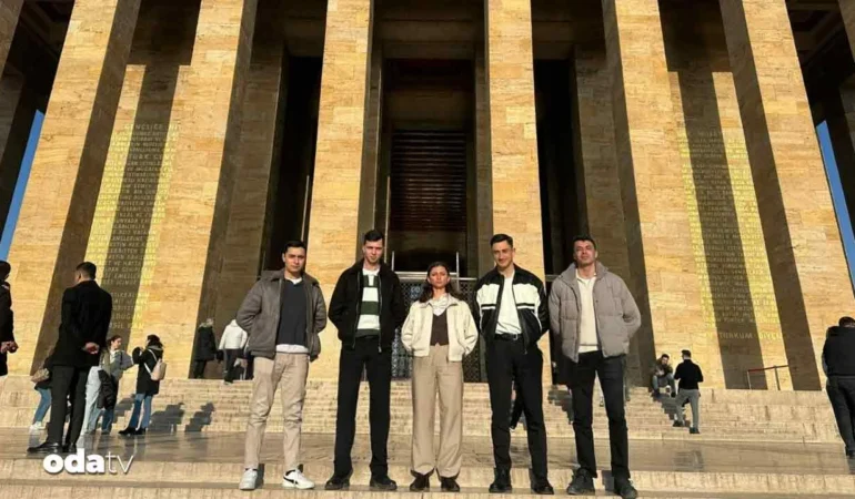 TSK’dan ihraç edilen 5 Teğmen, ATATÜRK’ün ebedi istirahatgahı Anıtkabir’i ziyaret etti