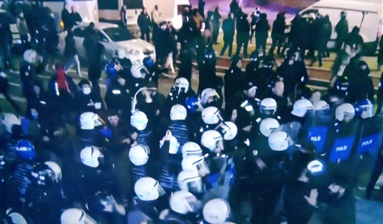Ankara’da ODTÜ’lü öğrencilere polis sert müdahale etti. İmamoğlu’nun gözaltına alınmasını protesto eden öğrenciler…