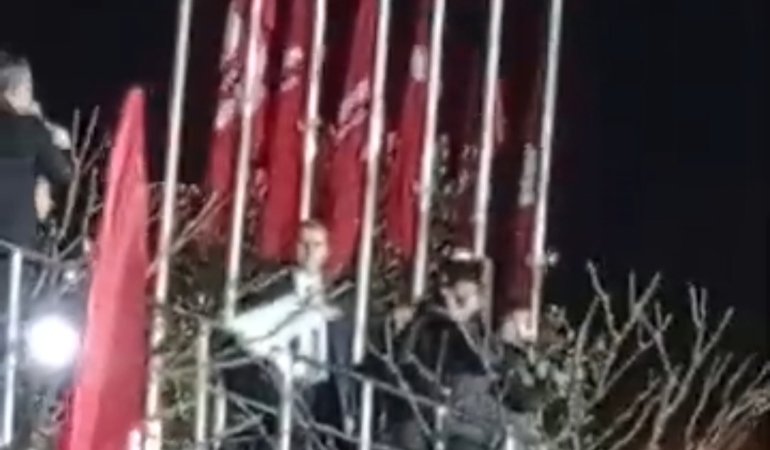 Özgür Özel, İmamoğlu’nun gözaltı protestosu için Saraçhane’ye gelen vatandaşlara hitap etti